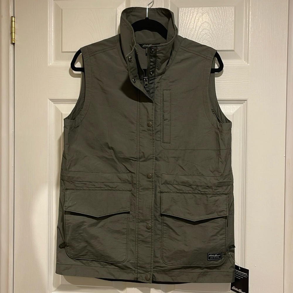 Eddie Bauer Trekker Vest. Size small. Colour: Capers